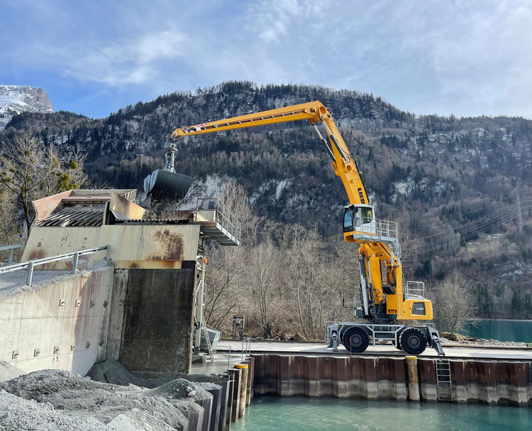 In vollem Einsatz für Schweizer Naturprodukt: Liebherr-Materialumschlagmaschine LH 60 M Port Litronic